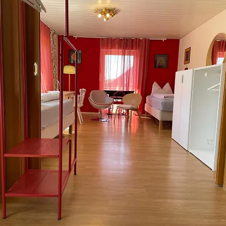 In Rot, Fraenkisches Design, Balkon In Nur 50 Schritten Zum Radweg, Ideal For Long Stay, Relocation